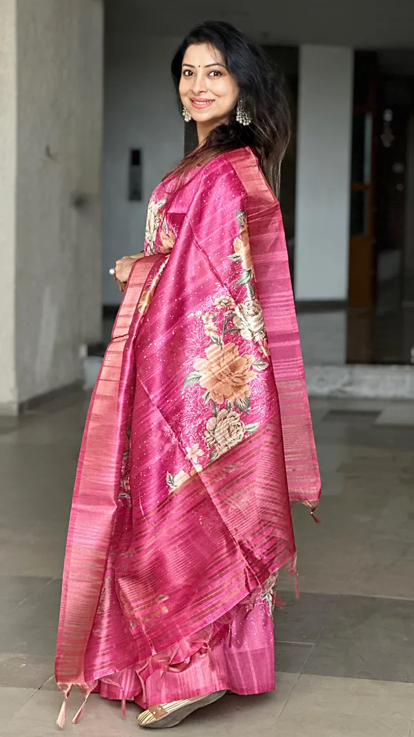 Soft_Tussar_Silk_sarees_with_Beautiful_Print_With_Attractive_Pallu_&_Zari_Border_And_Contrast_Print_Blouse_With_Tassels