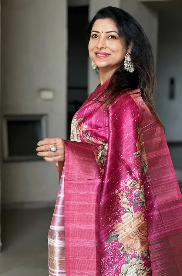 Soft_Tussar_Silk_sarees_with_Beautiful_Print_With_Attractive_Pallu_&_Zari_Border_And_Contrast_Print_Blouse_With_Tassels