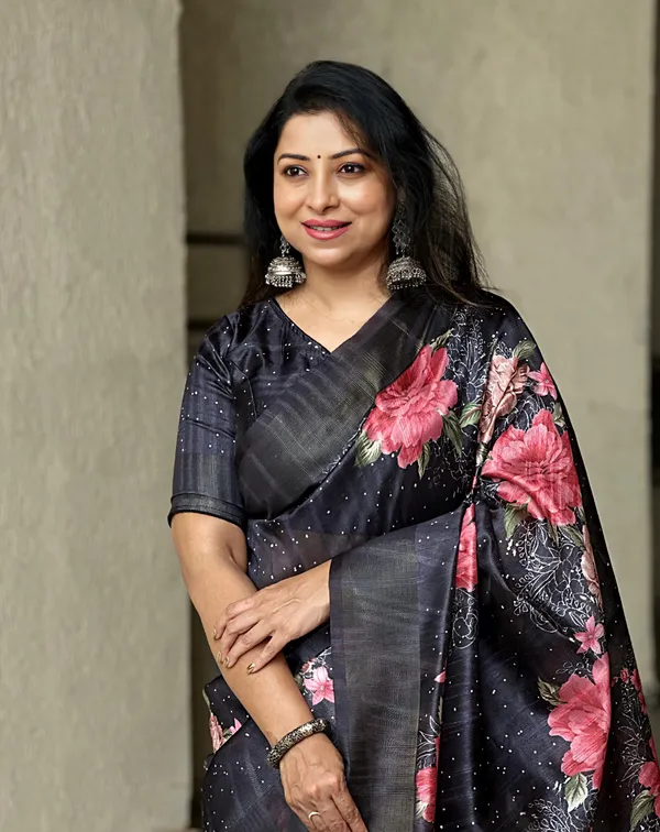 Tanisha_Black_–_Aesthetic_Edit_for_You_|_Soft_Tussar_Silk_Saree_with_Print,_Pallu_&_Zari_Border_&_Contrast_Print_Blouse_with_Tassels