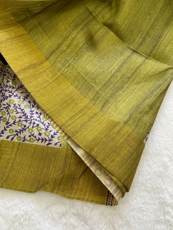 Soft_Tussar_Silk_sarees_with_Beautiful_Print_With_Attractive_Border_And_Contrast_Print_Blouse_With_Tassels