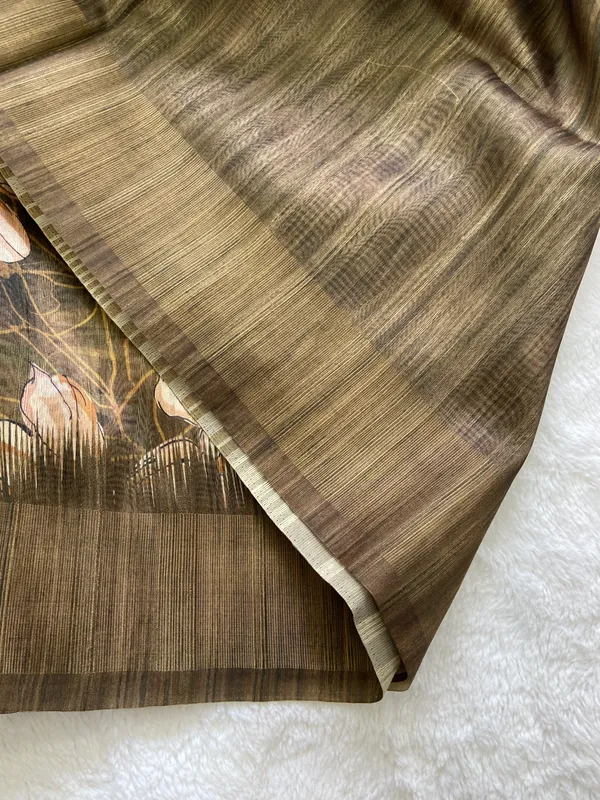 Soft_Tussar_Silk_sarees_with_Beautiful_Print_With_Attractive_Pallu_&_Zari_Border_And_Contrast_Print_Blouse_With_Tassels