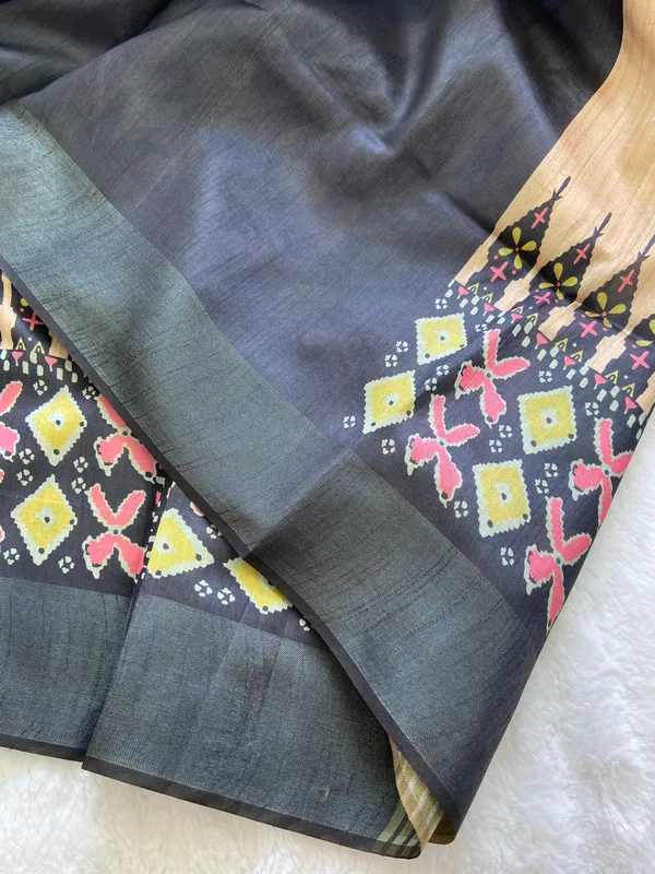 Soft_Tussar_Silk_sarees_with_Beautiful_Print_With_Attractive_Border_And_Contrast_Print_Blouse_With_Tassels