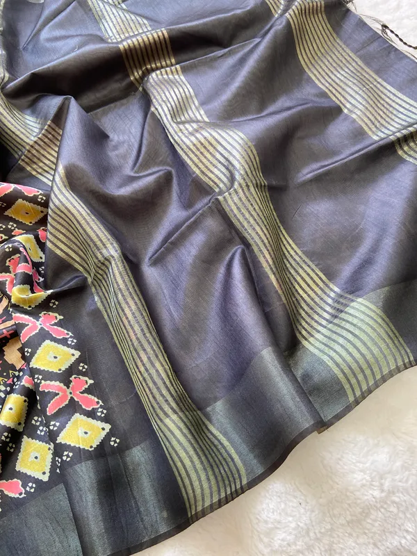 Soft_Tussar_Silk_sarees_with_Beautiful_Print_With_Attractive_Border_And_Contrast_Print_Blouse_With_Tassels