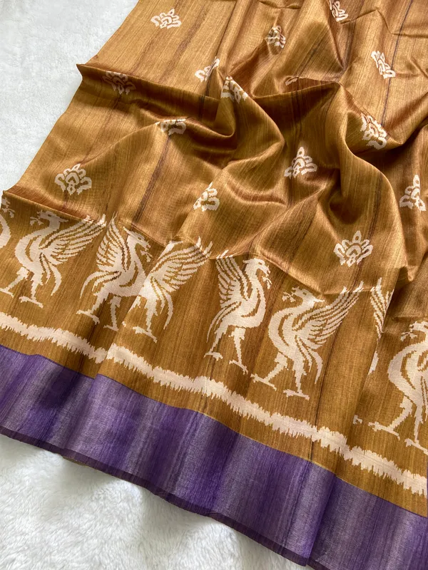 Saloni_Purple_–_Navratri_Special_|_Soft_Tussar_Silk_Saree_with_Print,_Pallu_&_Contrast_Print_Blouse_with_Tassels