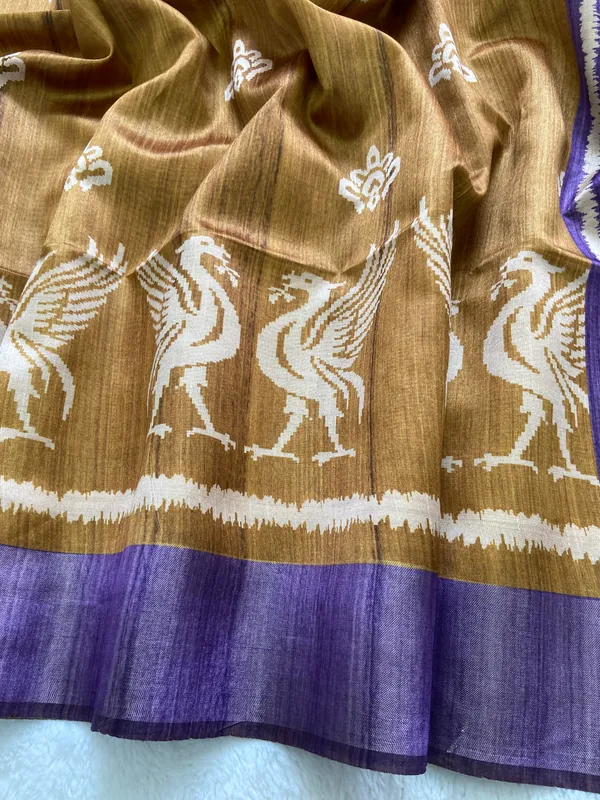 Saloni_Purple_–_Navratri_Special_|_Soft_Tussar_Silk_Saree_with_Print,_Pallu_&_Contrast_Print_Blouse_with_Tassels