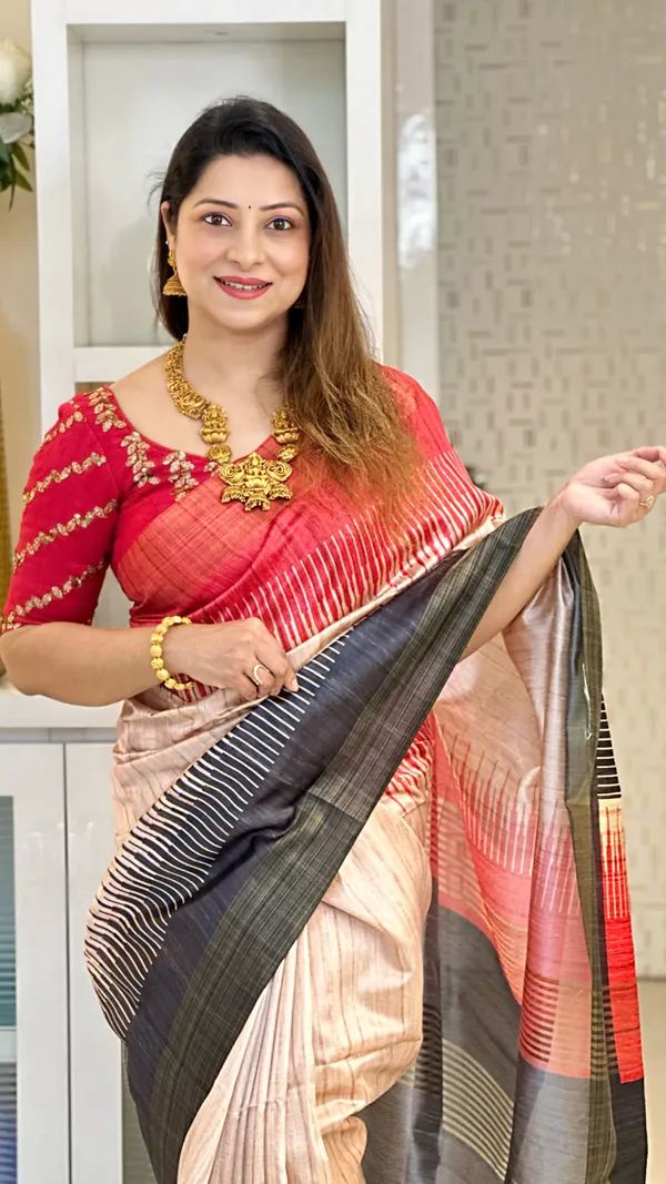 Samaa_Black_No.3_–_Spellbinding_Aesthetic_Edit_for_You_|_Soft_Tussar_Silk_Saree_with_Print,_Border_&_Contrast_Print_Blouse_with_Tassels