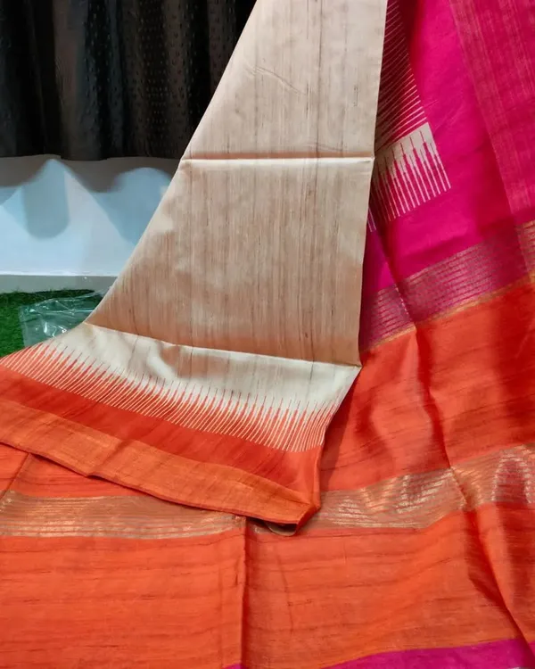 Samaa_Orange_–_Spellbinding_Diwali_Special_|_Soft_Tussar_Silk_Saree_with_Print,_Border_&_Contrast_Print_Blouse_with_Tassels