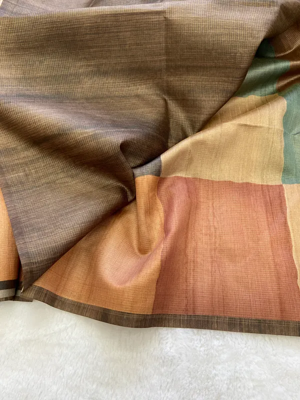 Soft_Tussar_Silk_sarees_with_Beautiful_Print_With_Attractive_Pallu_And_Contrast_Print_Blouse_With_Tassels
