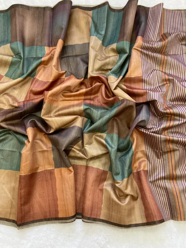 Soft_Tussar_Silk_sarees_with_Beautiful_Print_With_Attractive_Pallu_And_Contrast_Print_Blouse_With_Tassels