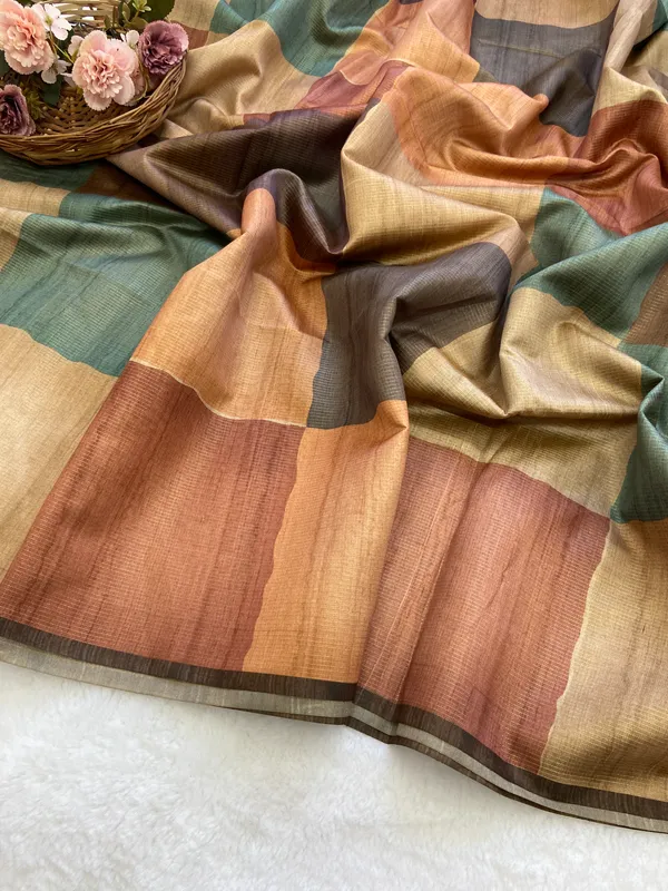 Soft_Tussar_Silk_sarees_with_Beautiful_Print_With_Attractive_Pallu_And_Contrast_Print_Blouse_With_Tassels