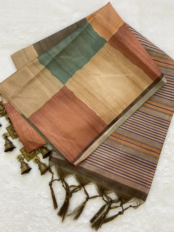 Soft_Tussar_Silk_sarees_with_Beautiful_Print_With_Attractive_Pallu_And_Contrast_Print_Blouse_With_Tassels