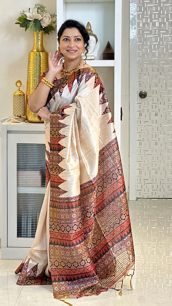 Soft_Tussar_Silk_sarees_with_Beautiful_Print_With_Attractive_Pallu_And_Contrast_Print_Blouse_With_Tassels