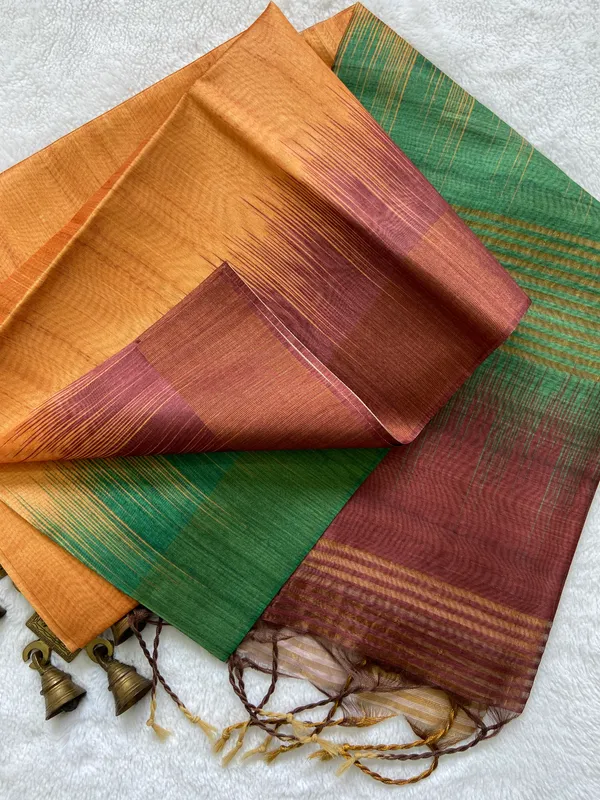 Soft_Tussar_Silk_sarees_with_Beautiful_Print_With_Attractive_Pallu_And_Contrast_Print_Blouse_With_Tassels