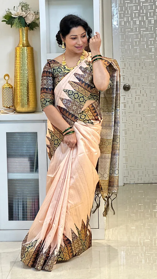 Soft_Tussar_Silk_sarees_with_Beautiful_Print_With_Attractive_Pallu_And_Contrast_Print_Blouse_With_Tassels
