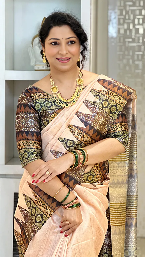 Soft_Tussar_Silk_sarees_with_Beautiful_Print_With_Attractive_Pallu_And_Contrast_Print_Blouse_With_Tassels