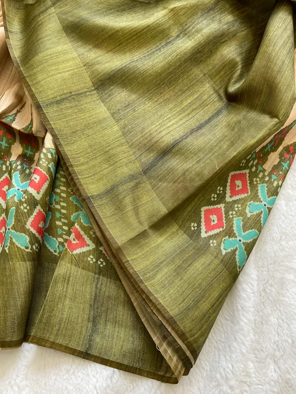 Soft_Tussar_Silk_sarees_with_Beautiful_Print_With_Attractive_Border_And_Contrast_Print_Blouse_With_Tassels