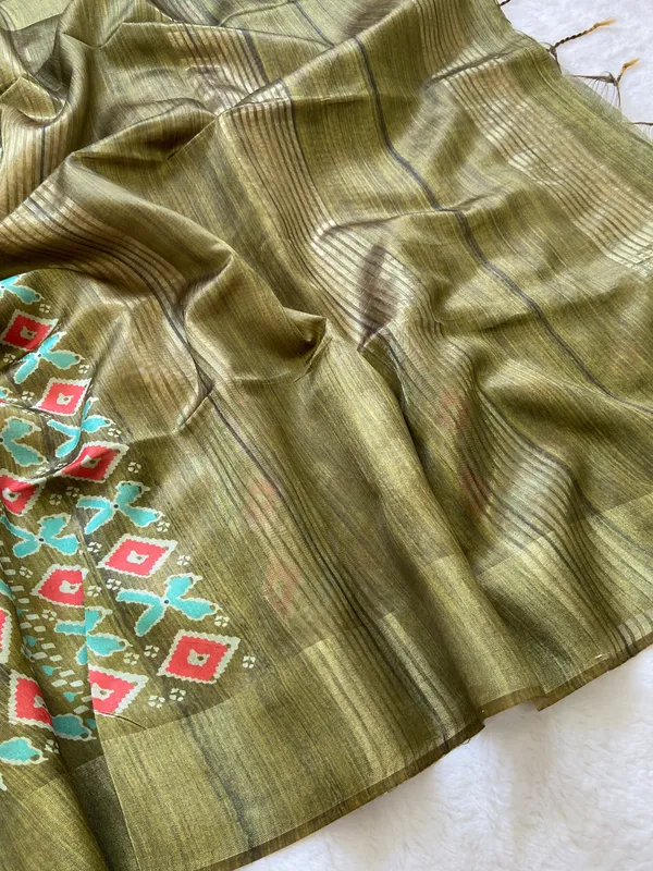 Soft_Tussar_Silk_sarees_with_Beautiful_Print_With_Attractive_Border_And_Contrast_Print_Blouse_With_Tassels