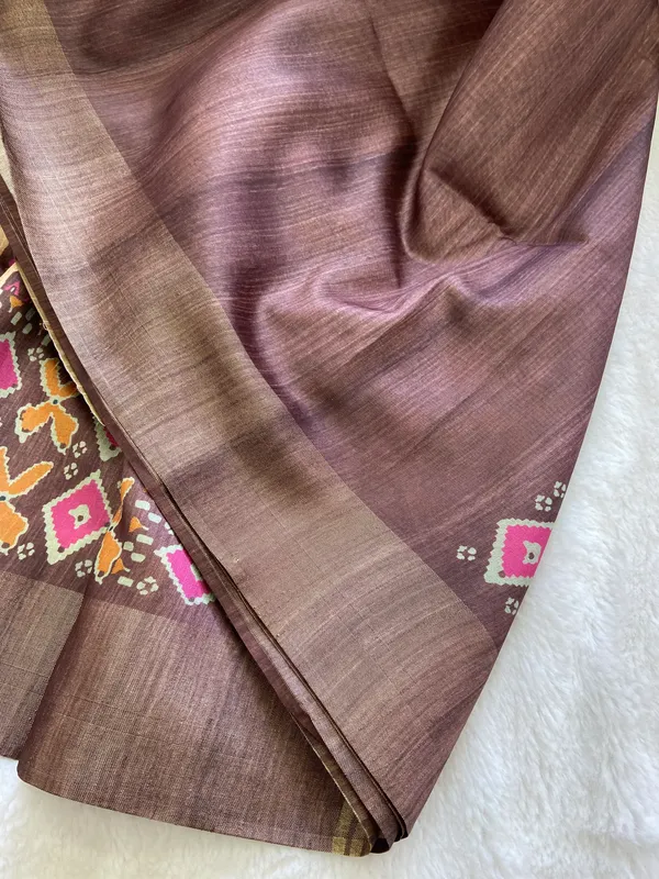 Soft_Tussar_Silk_sarees_with_Beautiful_Print_With_Attractive_Border_And_Contrast_Print_Blouse_With_Tassels