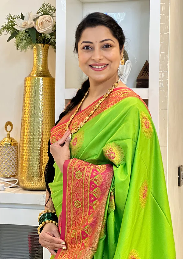 Jenni_Green_–_Wedding_Special_|_Premium_Soft_Banarasi_Silk_Saree_with_Weaving_Pattern,_Pallu_&_Border,_Weaving_Blouse_with_Tassels