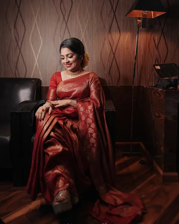 A_glam_Red_Soft_Silk_Saree_With_Classic_Blouse_Piece