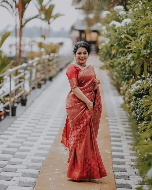 A_glam_Red_Soft_Silk_Saree_With_Classic_Blouse_Piece