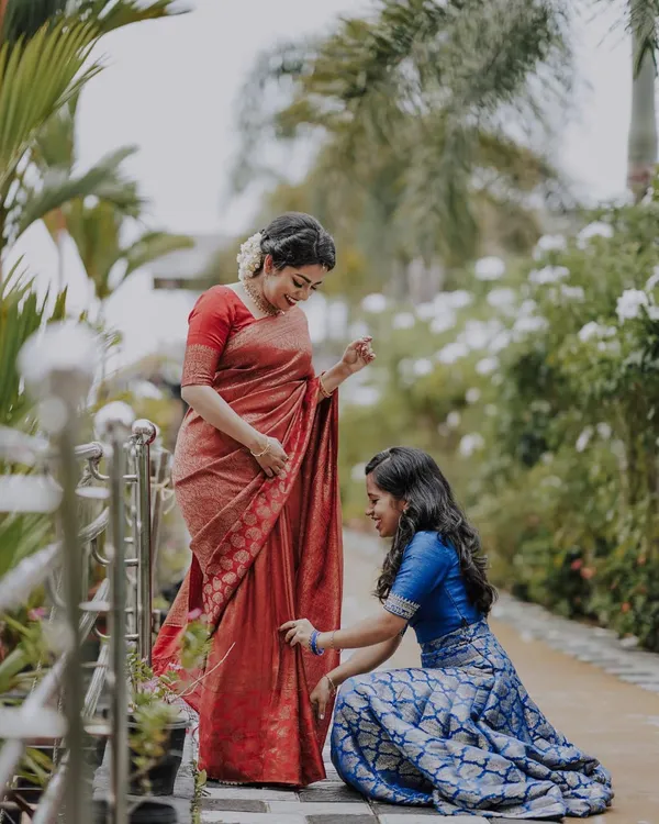 A_glam_Red_Soft_Silk_Saree_With_Classic_Blouse_Piece