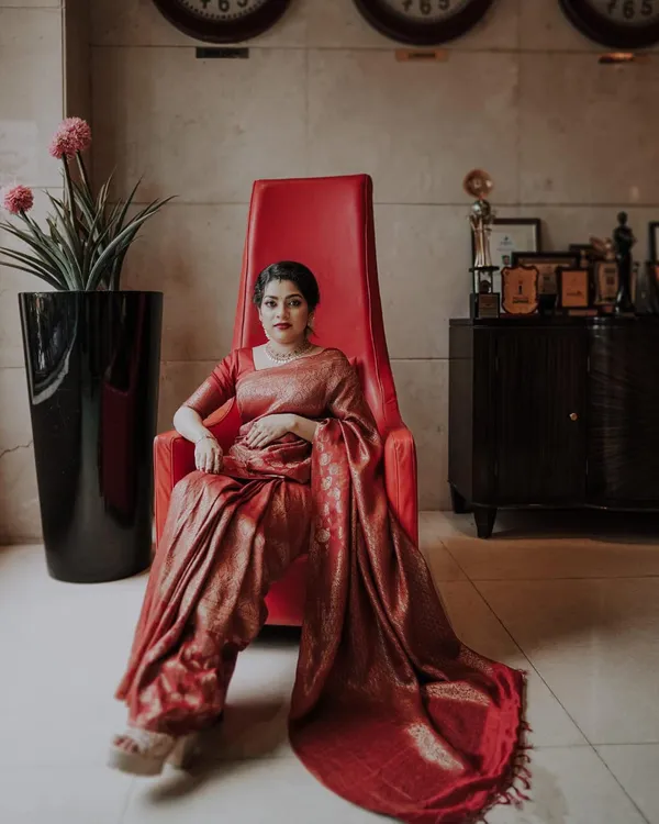 A_glam_Red_Soft_Silk_Saree_With_Classic_Blouse_Piece