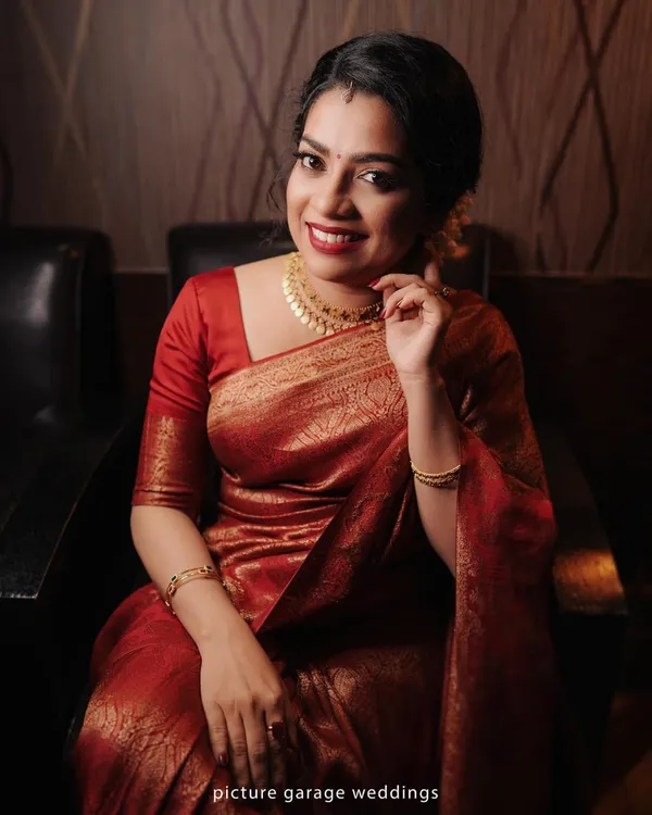 A_glam_Red_Soft_Silk_Saree_With_Classic_Blouse_Piece