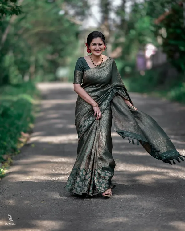 https://cdn-image.blitzshopdeck.in/ShopdeckCatalogue/tr:f-webp,w-600,fo-auto/651d6204d777860012e3f540/media/Arresting_Green_Soft_Silk_Saree_With_Groovy_Blouse_Piece_HAQ1VWHTRK_2023-10-30_1.jpeg__Silk Paradise