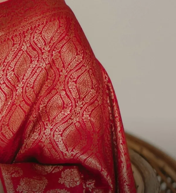 Red_Soft_Silk_Saree_With_Groovy_Blouse_Piece