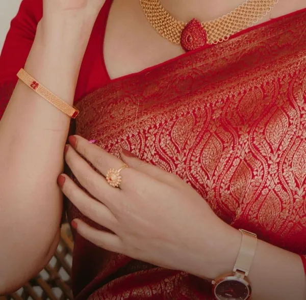 Red_Soft_Silk_Saree_With_Groovy_Blouse_Piece