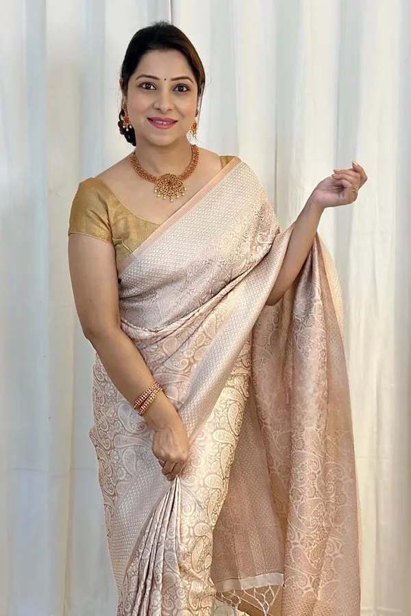 https://cdn-image.blitzshopdeck.in/ShopdeckCatalogue/tr:f-webp,w-600,fo-auto/651d6204d777860012e3f540/media/Entrancing_White_Soft_Silk_Saree_With_Chatoyant_Blouse_Piece_VL4GCCZ8E5_2023-10-31_1.png__Silk Paradise