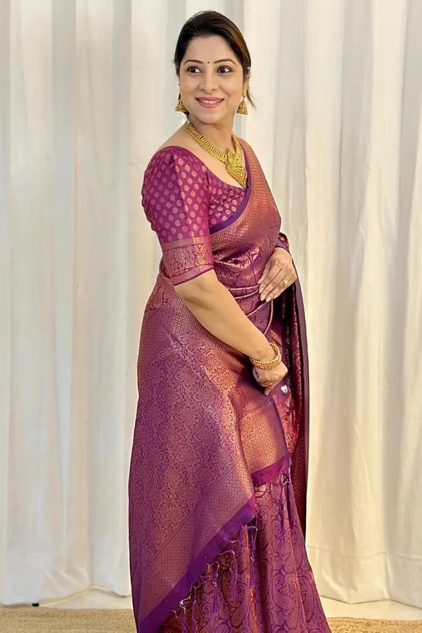 Wine_Soft_Silk_Saree_With_Chatoyant_Blouse_Piece