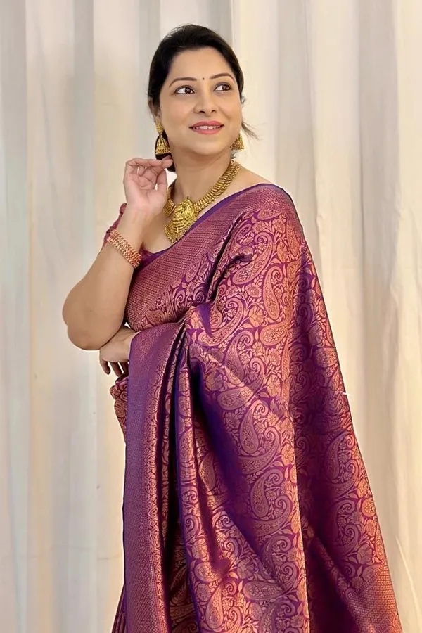 Wine_Soft_Silk_Saree_With_Chatoyant_Blouse_Piece