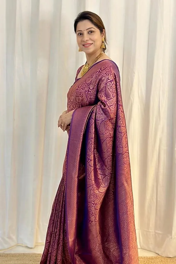 Wine_Soft_Silk_Saree_With_Chatoyant_Blouse_Piece