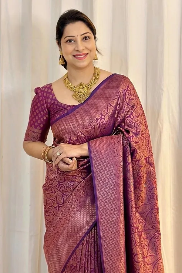 Wine_Soft_Silk_Saree_With_Chatoyant_Blouse_Piece