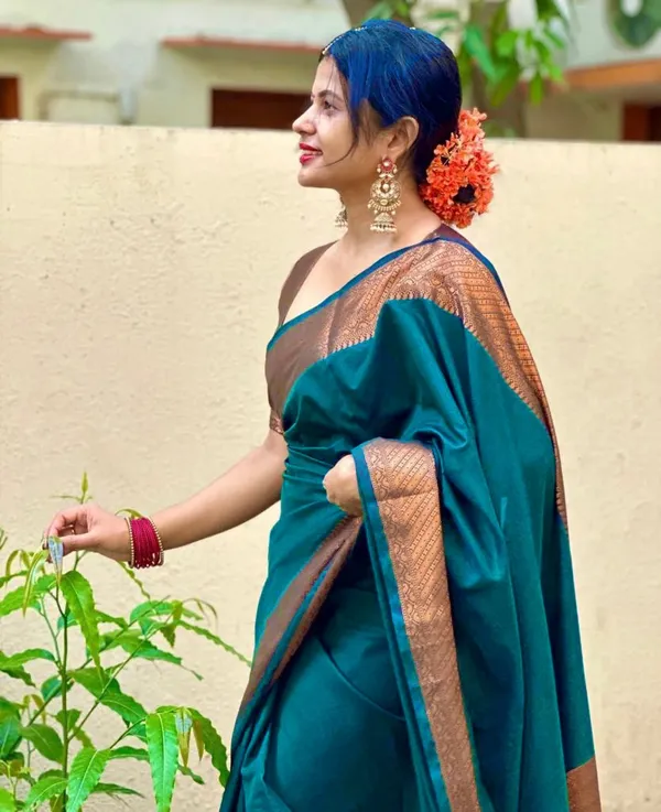 Dark_Green_Soft_Banarasi_Silk_Saree_With_Improbable_Blouse_Piece
