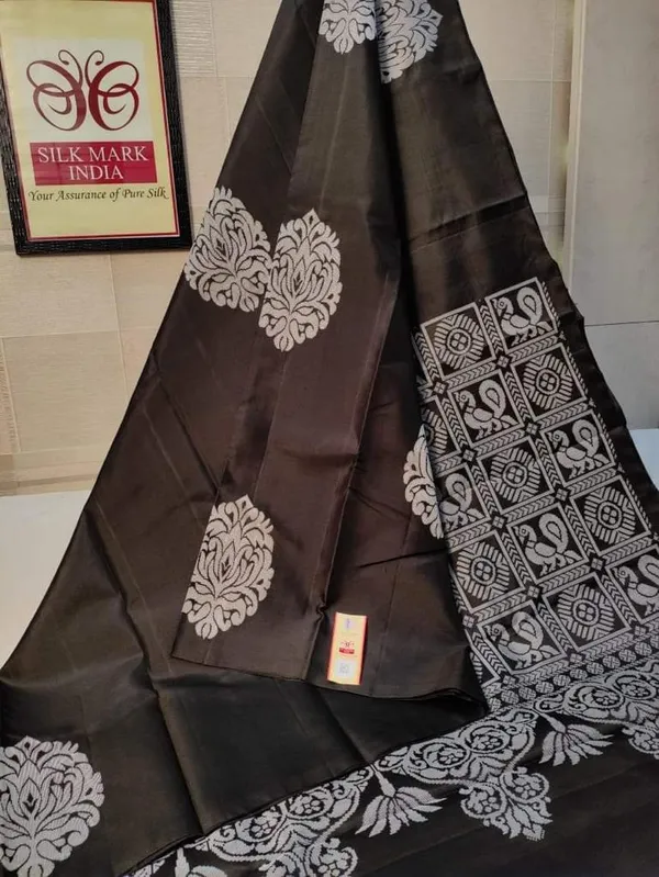 Black_Paithani_Silk_Saree_With_Magnetic_Blouse_Piece