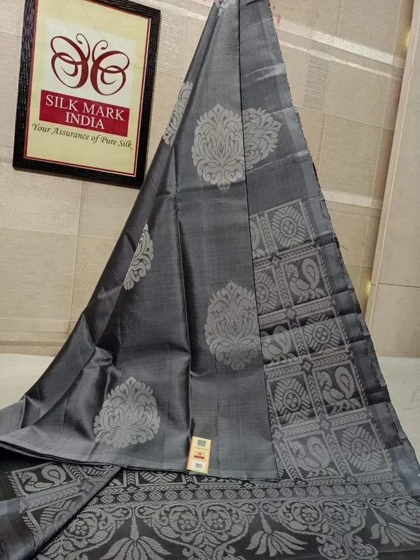 Grey_Paithani_Silk_Saree_With_Magnetic_Blouse_Piece