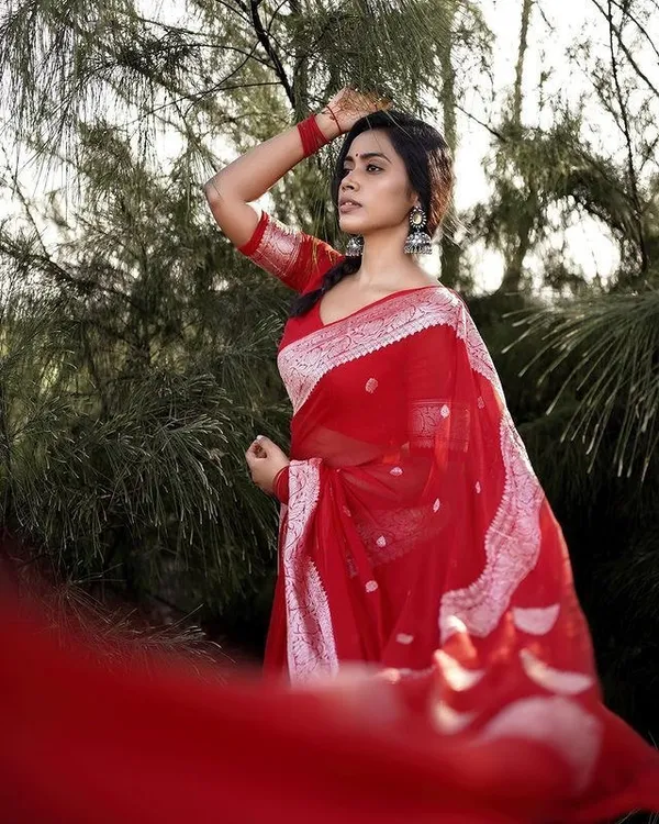 Red_Cotton_Silk_Saree_With_Sizzling_Blouse_Piece