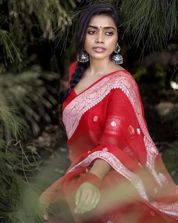 Red_Cotton_Silk_Saree_With_Sizzling_Blouse_Piece