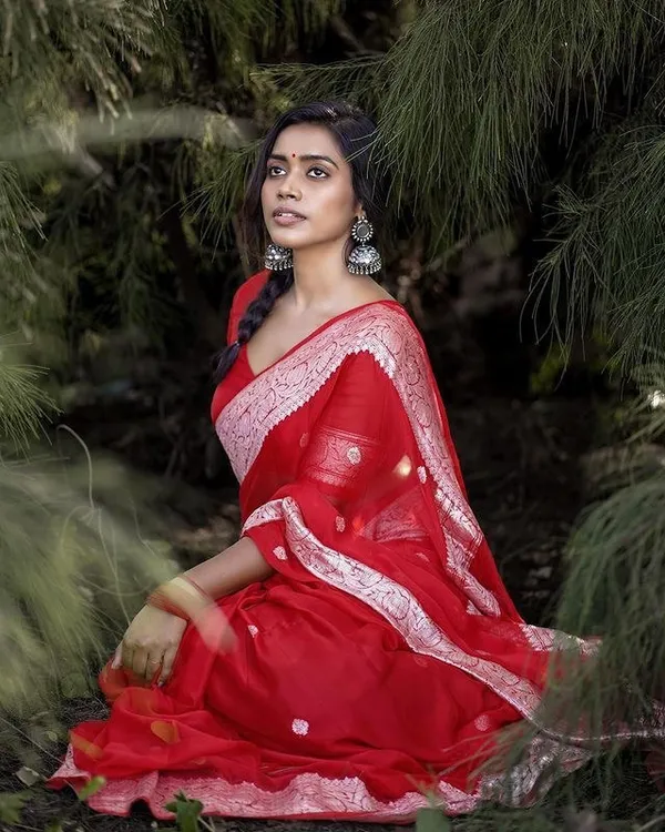 Red_Cotton_Silk_Saree_With_Sizzling_Blouse_Piece