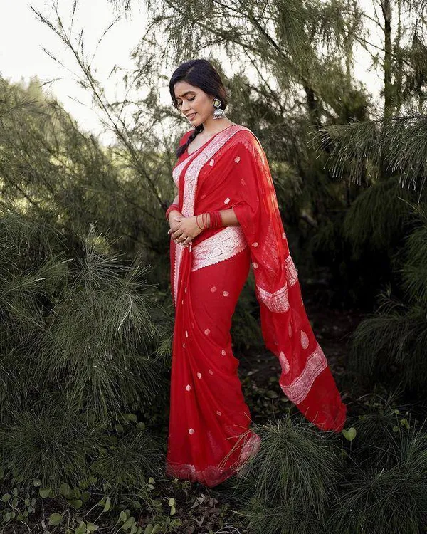 Red_Cotton_Silk_Saree_With_Sizzling_Blouse_Piece
