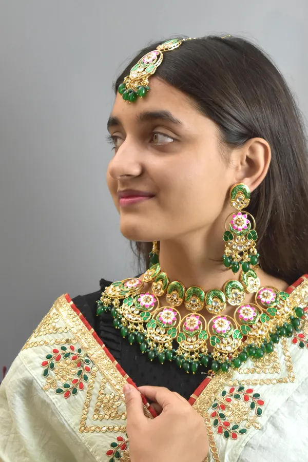 Green_Choker_Chic_Necklace_Set_and_Earrings