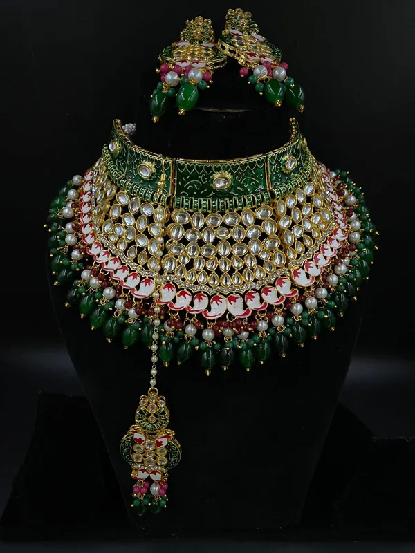 Bridal_Choker_Green_Necklace_Set_and_Earrings_with_Maang_Tikka