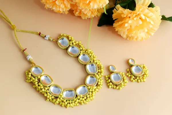 Kundan_Necklace_Set_and_Earrings