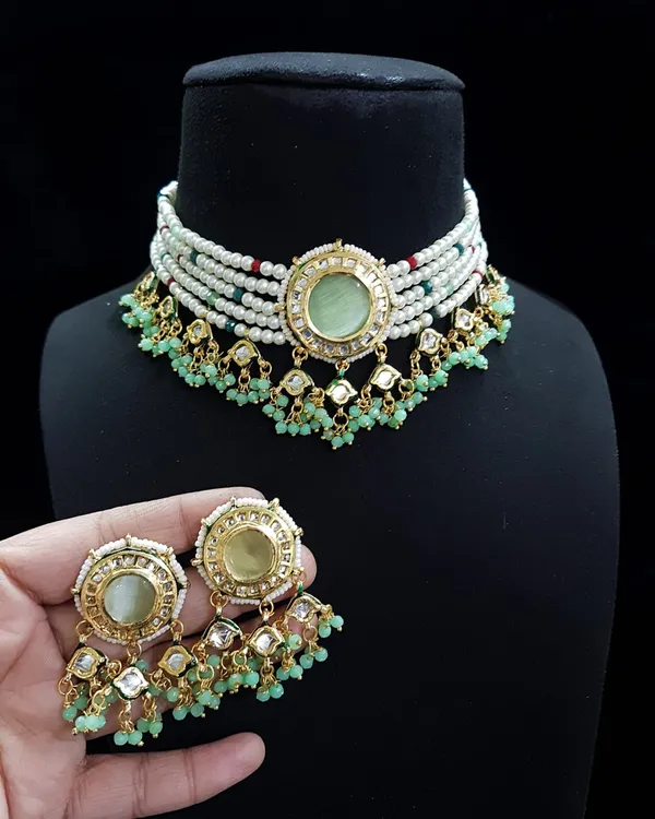 Choker_Necklace_Set_and_Earrings_with_Earring