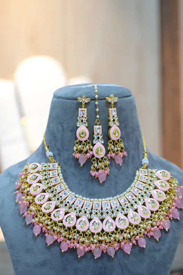 Choker_Necklace_Set_and_Earrings_with_Maang_Tikka