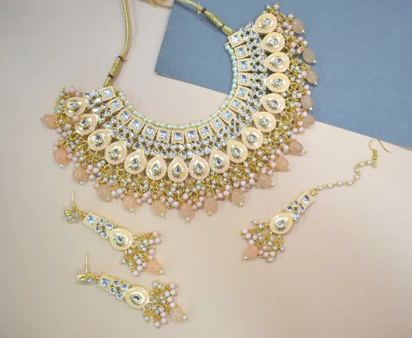 Choker_Necklace_Set_and_Earrings_with_Tikka