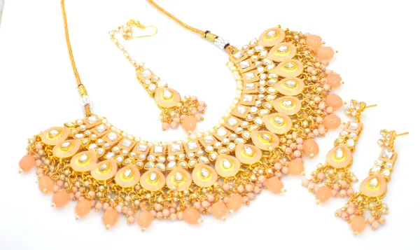 Choker_Necklace_Set_and_Earrings_with_Tikka